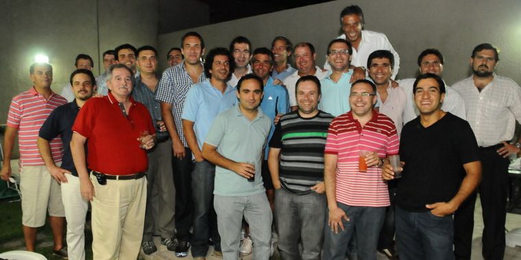 Roberto Farruggia y la banda de amigos que celebró su cumpleaños. Foto: Alf Ponce / MDZ