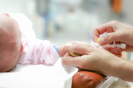 El pequeño de 10 meses debió ser trasladado en ambulancia tras sufrir un golpe en la cabeza. / CANVA El pequeño de 10 meses debió ser trasladado en ambulancia tras sufrir un golpe en la cabeza. / CANVA