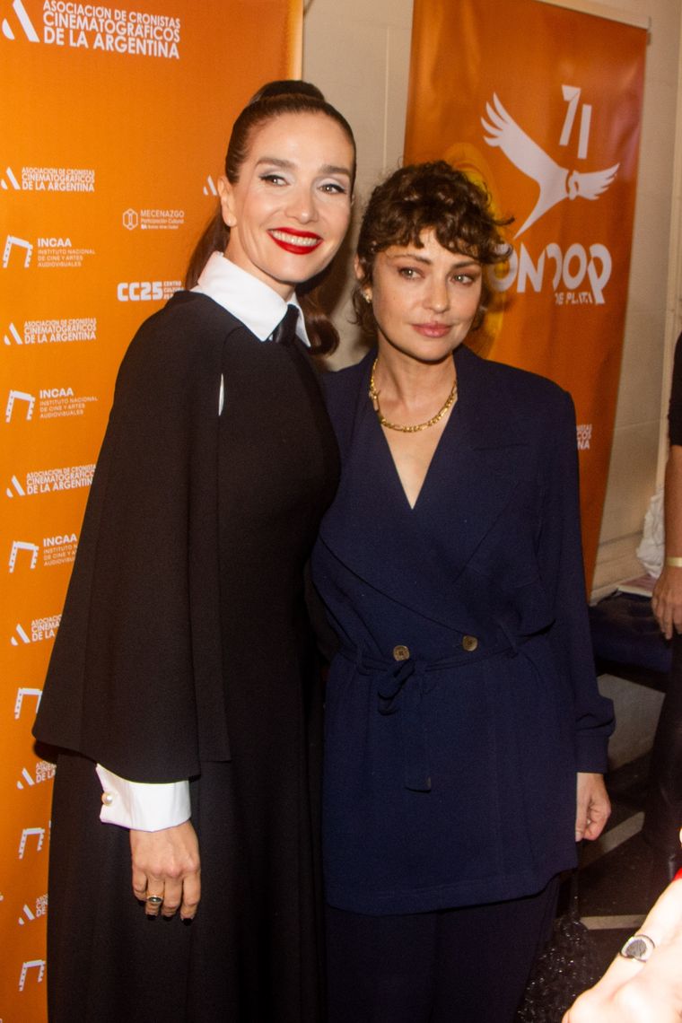 Natalia Oreiro y Dolores Fonzi se dieron un sentido abrazo en la alfombra roja. Foto: Gentileza Prensa Cóndor de Plata