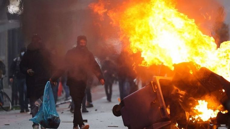 Manifestantes se enfrentan a la policía en Bélgica en medio de las protestas contra las medidas de covid-19 y el pase sanitario impuestos en el país. Foto: GETTY IMAGES