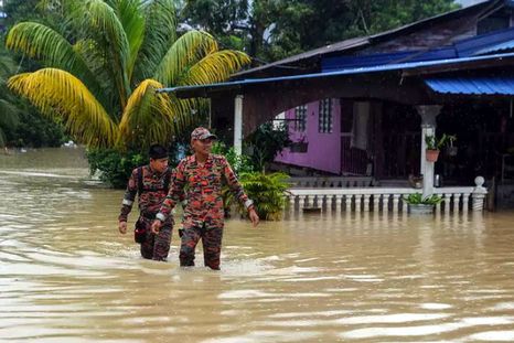 En Indonesia, hay grandes inundaciones y deslizamientos de tierra tras las fuertes lluvias. Foto Efe