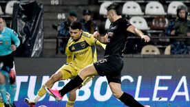 Leonel Flores desborda y saca el centro ante la marca de un defensor de Platense.