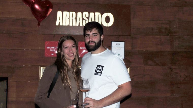 La cámara de Sociales los captó llegando a Abrasado. La cámara de Sociales los captó llegando a Abrasado.