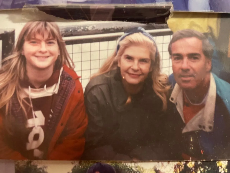 Romina junto a su mamá Amelia y su papá Guillermo. Romina junto a su mamá Amelia y su papá Guillermo.