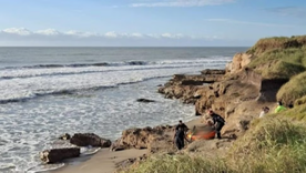 Un hombre oriundo de Mar del Plata fue hallado sin vida en la orilla de una playa de Santa Clara del Mar. Un hombre oriundo de Mar del Plata fue hallado sin vida en la orilla de una playa de Santa Clara del Mar.