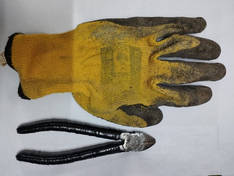 Guantes y pinzas para robar cables en Las Heras. Foto: Foto: Ministerio de Seguridad