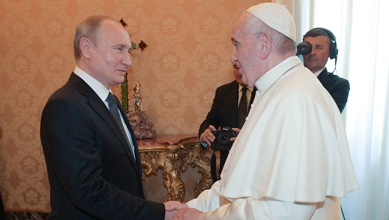 Putin y Francisco se vieron cara a cara. Foto: NA