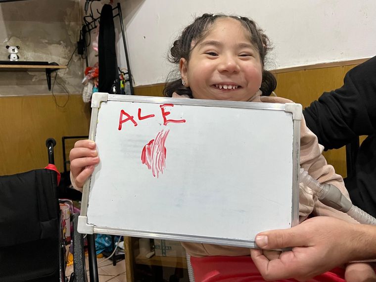 A Pili le gusta grabar videos para sus seguidores de TikTok. A Pili le gusta grabar videos para sus seguidores de TikTok.