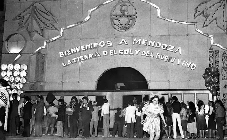 Coronación de las reinas electas en la Fiesta Nacional de la Vendimia de 1979. Coronación de las reinas electas en la Fiesta Nacional de la Vendimia de 1979.
