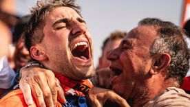 Luciano Benavides celebra en Yanbu tras consagrarse campeón del Dakar 2026.