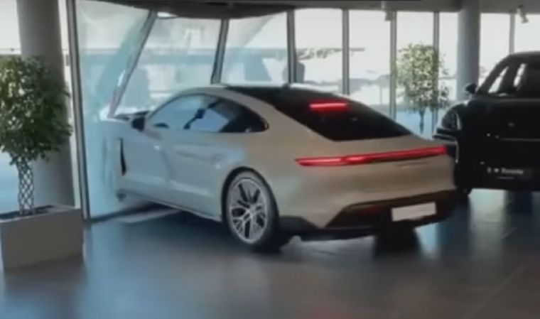 El joven se subió al Porsche y lo estrelló contra la vidriera de la agencia
