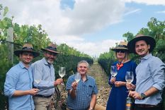 El equipo enológico de Bodegas Bianchi con Jancis Robinson.