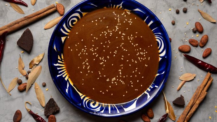Disfruta una salsa picante mole con esta receta paso a paso.