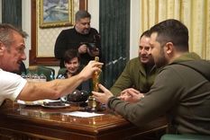 Penn, con Zelenski y la estatuilla. Foto: Jutarnji. Penn, con Zelenski y la estatuilla. Foto: Jutarnji.