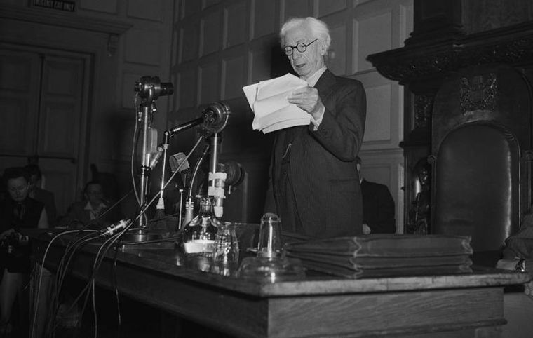 Bertrand Russell leyó ante la prensa en julio de 1955 el Manifiesto Russell-Einstein, que este último había firmado al final de su vida. Foto: GETTY IMAGES