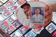 La reacción del Kun al ver la figurita de Messi.