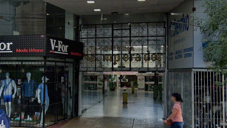 EL ingreso de la galería Emperador, donde fue hallada la pareja.&nbsp;