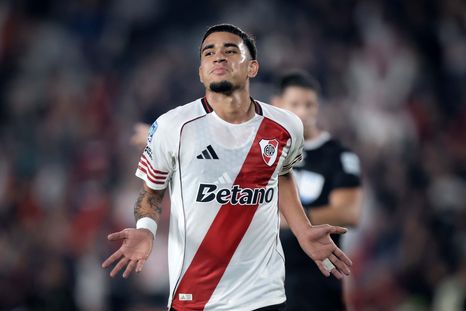 Kendry Páez se destapó con la camiseta de River, pero se ganó un reto por su festejo. Kendry Páez se destapó con la camiseta de River, pero se ganó un reto por su festejo.