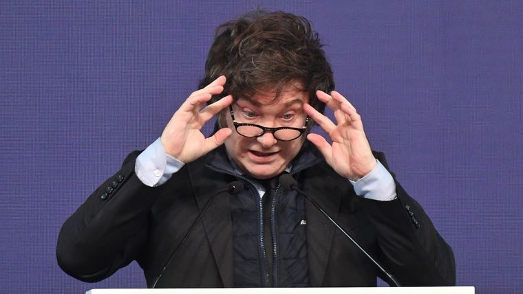 Javier Milei tiene dos números claves en la cabeza. Uno ya avanzó, el otro no. Foto: Santiago Tagua/MDZ