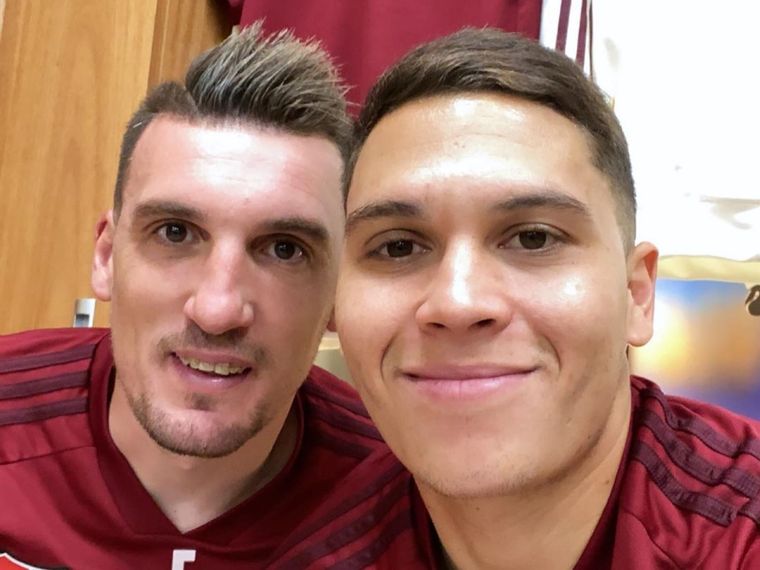 Armani y Juanfer, en el vestuario de River. Foto: Instagram