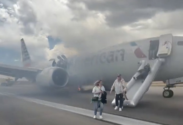 Una falla mecánica en tierra forzó la evacuación de un avión de American Airlines. (Foto: Captura)