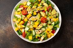 Ensalada de pollo y mango Una receta simple y deliciosa para hacer en minutos. Foto: Shutterstock
