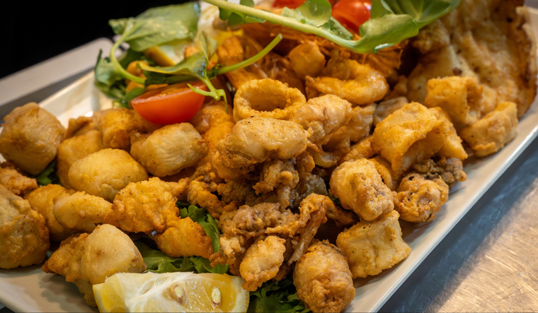 No existe una única versión; la receta puede incluir boquerones, calamares, rosada, jurelitos o sardinas, adaptándose a la pesca del día. No existe una única versión; la receta puede incluir boquerones, calamares, rosada, jurelitos o sardinas, adaptándose a la pesca del día.