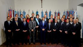 Casi un año después de la firma del Pacto de Mayo entre el presidente Javier Milei y 19 gobernadores, el Gobierno organizará la primera reunión del Consejo de Mayo. Casi un año después de la firma del Pacto de Mayo entre el presidente Javier Milei y 19 gobernadores, el Gobierno organizará la primera reunión del Consejo de Mayo.