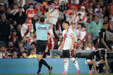 El árbitro Pablo Echavarría le muestra la tarjeta roja al delantero de River, quien lanzó un improperio contra el asistente 1, Pablo Gualtieri.&nbsp;