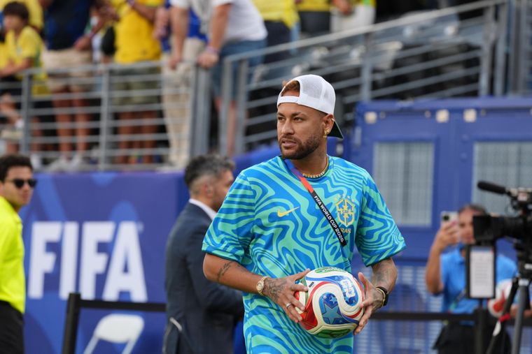 Aunque no estuvo en cancha para el debut de Brasil, Neymar volvió a ser protagonista en el Mundial.
