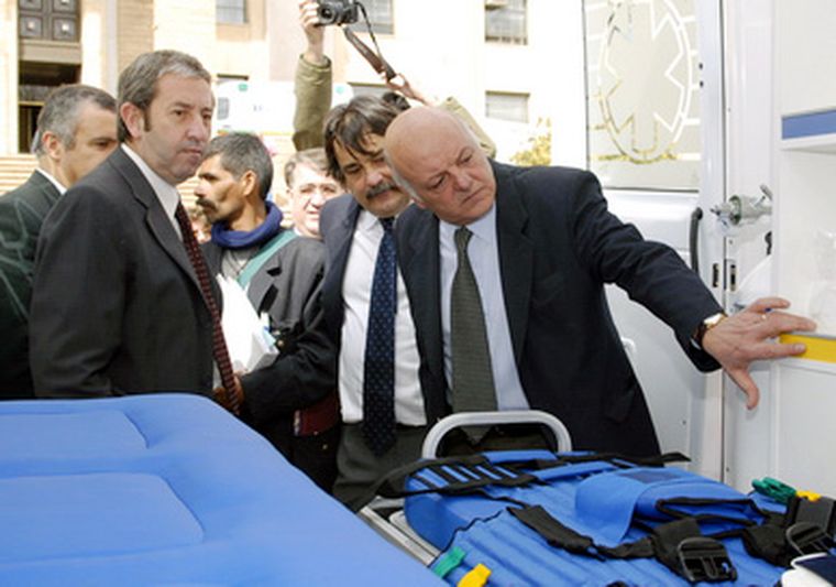 Cobos, Calletti y Jaliff entregaron 16 ambulancias. Foto: Gonzalo Bravo / MDZ