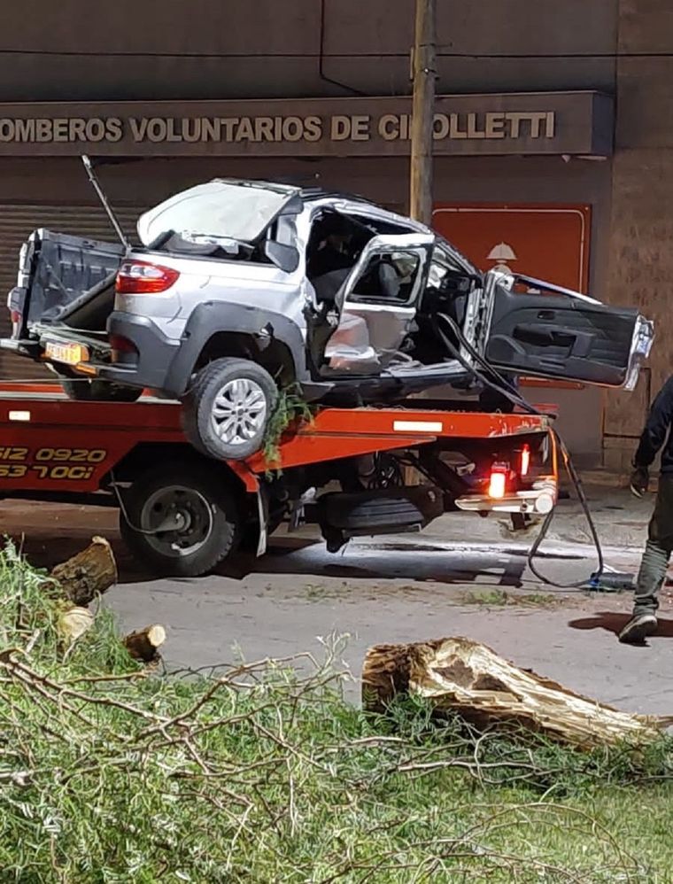 Así quedó la camioneta en la que viajaban Foto: @PaMiguelangelpa