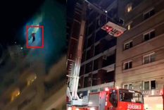 increible video: un futbolista de rentistas se colgo de la ventana de un piso 11 para escapar de un incendio