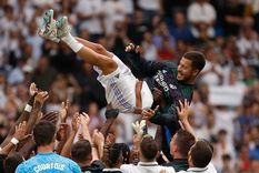 Los jugadores del Real Madrid despiden a Eden Hazard tras su retiro del fútbol en octubre de 2023.