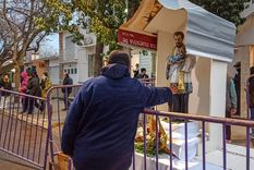 Los fieles comenzaron a llegar desde temprano a la Parroquia de San Cayetano. Los fieles comenzaron a llegar desde temprano a la Parroquia de San Cayetano.
