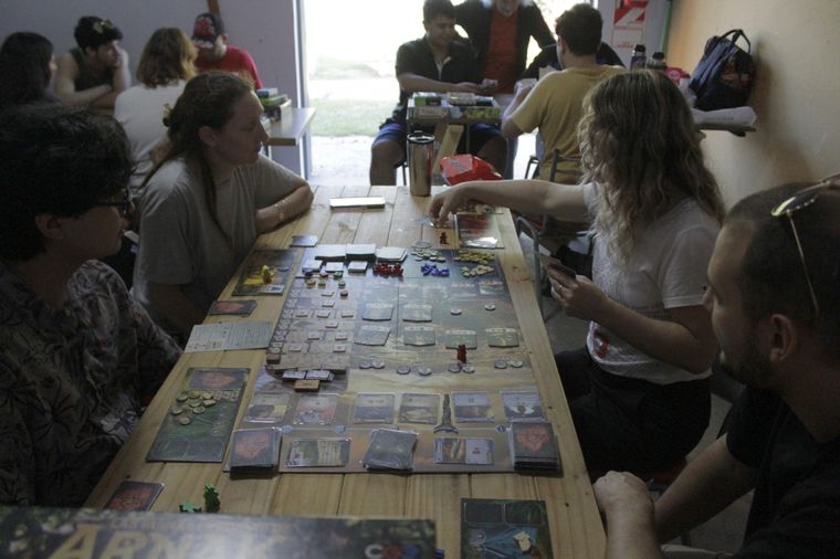 En tiempos digitales, los dados, cartas y tableros recuperan protagonismo con los clubes de juegos de mesa. Foto: Gentileza En tiempos digitales, los dados, cartas y tableros recuperan protagonismo con los clubes de juegos de mesa. Foto: Gentileza