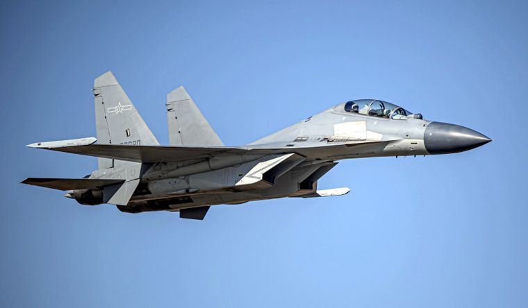 Imagen de archivo de un caza chino J-16. Foto: Dpa.