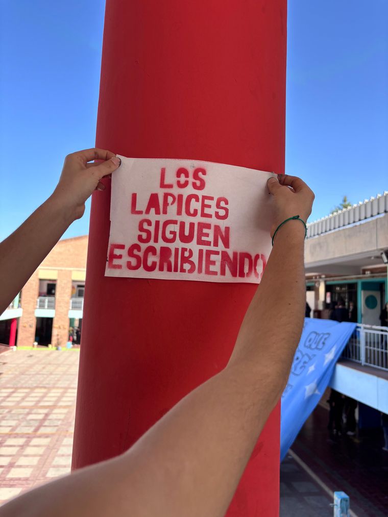 Los lápices siguen escribiendo. Los lápices siguen escribiendo.