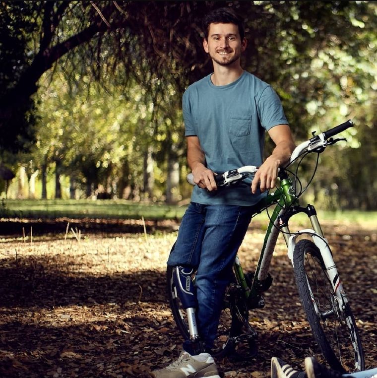 Augusto fue amputado por un osteosarcoma en su pierna derecha Foto: @thereal_luchogf