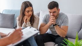 Un counselor o consejero es un profesional que brinda apoyo emocional, orientación y contención a individuos, parejas o familias. Foto: Archivo.