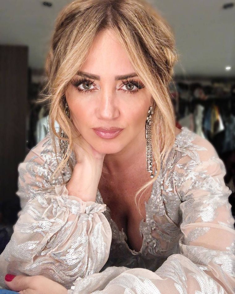 Preciosa: Andrea Legarreta subió la temperatura con un vestido de malla