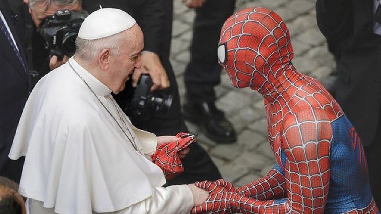Francisco estuvo con Spiderman e intercambiaron obsequios