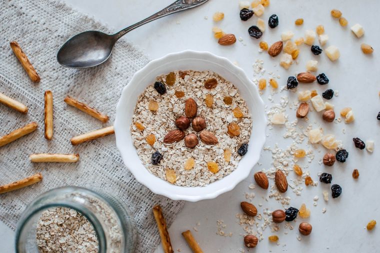 La avena es un cereal que trae muchos beneficios si lo incorporas con naturalidad a la dieta. Ayuda a mejorar la presión arterial, la diabetes, reduce el colesterol y mejora el sistema inmunológico. Foto: Unsplash