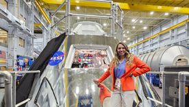 La argentina Lorna Evans posa junto a la cápsula espacial Orion en una instalación de la Nasa.&nbsp;
