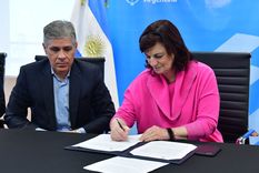 La ministra de Trabajo Raquel Kelly Olmos suscribió el convenio con Pablo González, tittiular de YPF y el sindicato de trabajadores de la actividad. Foto: Ministerio de Trabajo