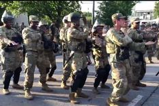 la guardia nacional de eeuu baila la macarena con los manifestantes