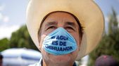 Un agricultor en Chihuahua, en el norte de México, durante protestas en 2020 por la extracción de agua en tiempos de sequía para cumplir el tratado con EE.UU. Un agricultor en Chihuahua, en el norte de México, durante protestas en 2020 por la extracción de agua en tiempos de sequía para cumplir el tratado con EE.UU.
