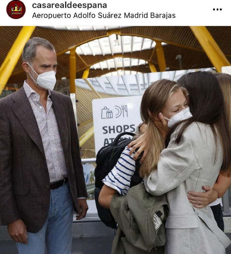 Leonor se funde en un abrazo con su madre, la reina Letizia. Foto: Instagram @casarealdeespana