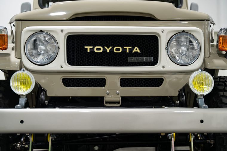 A este clásico Toyota Land Cruiser de 1984 le reemplazaron el motor original por uno turbodiesel.