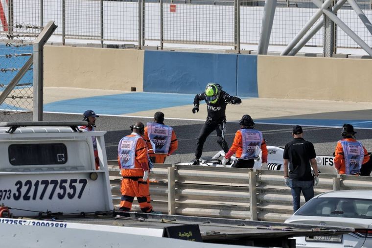 Checo Pérez sufrió un problema con su Cadillac en el segundo día de entrenamientos en Baréin.